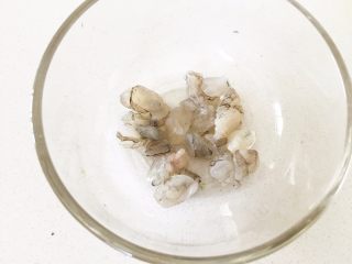 3、宝宝版日式大阪烧,虾仁去虾线,去头去尾,切小段