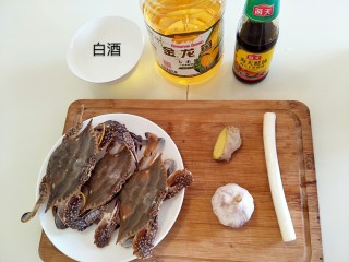 1、美味香炒螃蟹,准备好配料,全家福,我用了三只螃蟹,大概400克左右。