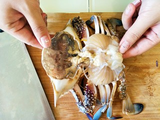 2、美味香炒螃蟹,先把它的壳掀起开来。
