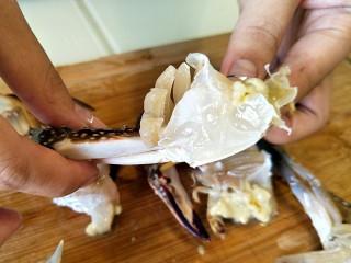 4、美味香炒螃蟹,我买的是活螃蟹,可惜拿回家忘记从塑料袋拿出来,给闷死了,好在时间不长,没什么影响。所以买回来的螃蟹如果不立刻烹制,先放水盆里保持新鲜。