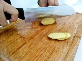 7、美味香炒螃蟹,利用腌螃蟹的时间,我们把姜切片。