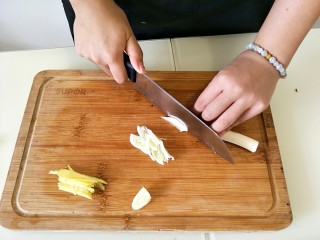 8、美味香炒螃蟹,葱也切成片,我觉得这样在炒制的时候比葱段更出味。