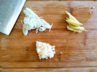 9、美味香炒螃蟹,把蒜切成蒜末,和葱姜一切备用。