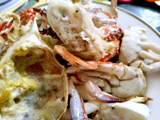 11、美味香炒螃蟹,过了油的螃蟹捞出,去蟹鳃,我觉得炸过以后,蟹鳃好去掉,这一步可以提前做,也可以像我一样,都无所谓,看个人习惯。