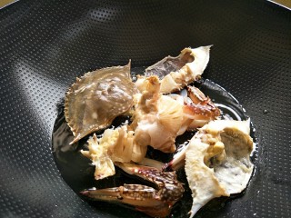 10、美味香炒螃蟹,放螃蟹腌制好以后,锅内放油,把螃蟹放进去过油炸一下。