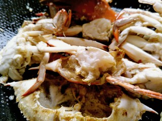 13、美味香炒螃蟹,当葱姜蒜被煸炒出香味的时候,下入炸好的螃蟹。