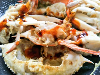 14、美味香炒螃蟹,翻炒一下,基本就熟了,这时倒入耗油,翻炒入味,然后关火出锅啦。