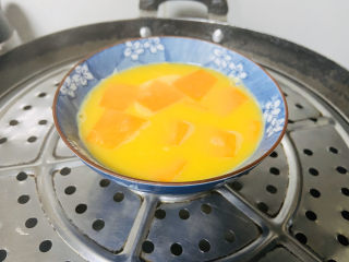 9、南瓜鸡蛋羹,放入蒸锅中