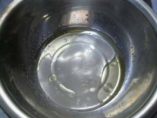 1、香蕉味酥。,2.往盆里加入油,糖,水,泡打粉,搅拌均匀