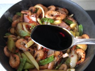 7、香辣干锅虾,加点生抽调味