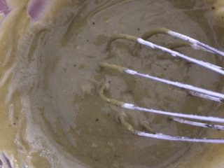 1、抹茶玛德琳蛋糕,鸡蛋加抹茶粉、泡打粉搅拌均匀