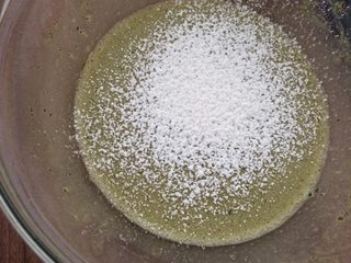 2、抹茶玛德琳蛋糕,加面粉、牛奶继续搅拌