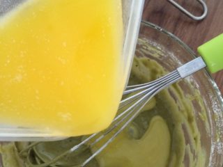 3、抹茶玛德琳蛋糕,黄油之前隔热水融化后加入继续搅拌至无颗粒