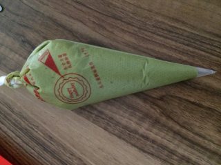 4、抹茶玛德琳蛋糕,入冷藏室冷藏1小时然后拿出常温缓一缓装入裱花袋