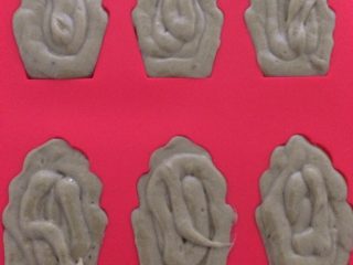 5、抹茶玛德琳蛋糕,挤在玛德琳模具里（烤箱190度预热）