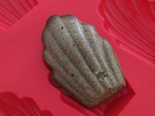 6、抹茶玛德琳蛋糕,入烤箱上下烤190度20分钟即可