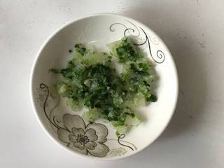 2、芹菜瘦肉粥,香芹切碎。