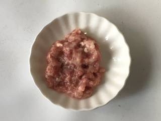 3、芹菜瘦肉粥,猪肉剁碎，或用搅拌机搅碎。