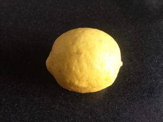 1、马卡龙柠檬蛋奶夹馅,准备一个柠檬，洗净备用。