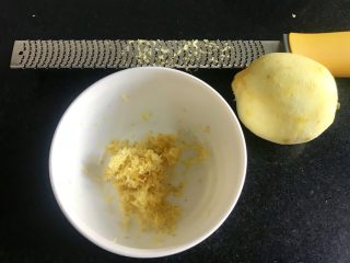 2、马卡龙柠檬蛋奶夹馅,把皮屑擦下来，只擦最表皮黄色的部分。