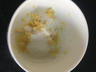 3、马卡龙柠檬蛋奶夹馅,加入细砂糖。