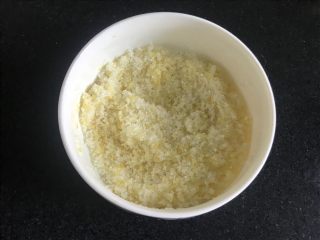 4、马卡龙柠檬蛋奶夹馅,搅拌均匀，腌渍一个小时。