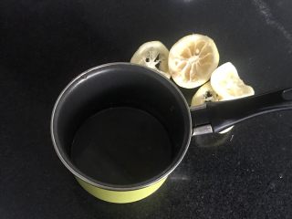 5、马卡龙柠檬蛋奶夹馅,把柠檬汁挤出来。