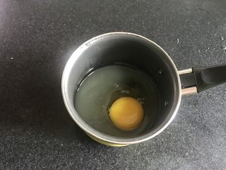 6、马卡龙柠檬蛋奶夹馅,加入一个鸡蛋。