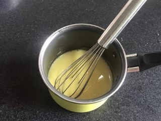 7、马卡龙柠檬蛋奶夹馅,用单抽搅拌均匀。