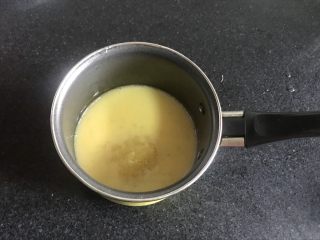 8、马卡龙柠檬蛋奶夹馅,加入糖渍柠檬皮屑。