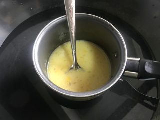 9、马卡龙柠檬蛋奶夹馅,隔热水加热，不停搅拌，直到变得浓稠。