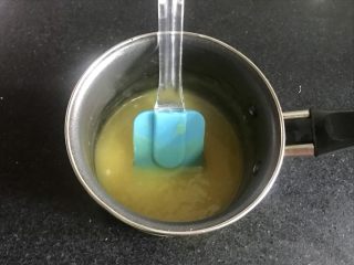 10、马卡龙柠檬蛋奶夹馅,浓稠后再搅拌半分钟就可以取出了。