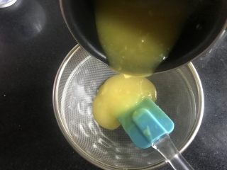 11、马卡龙柠檬蛋奶夹馅,过筛，这是细腻的关键。