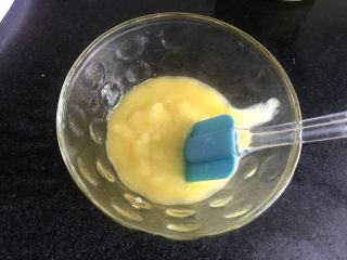 12、马卡龙柠檬蛋奶夹馅,过筛要就是很细腻的膏状。