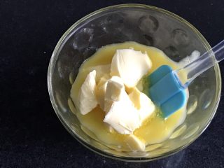 13、马卡龙柠檬蛋奶夹馅,加入黄油，如果这个时候温度太低的话，可以再隔一下热水。
