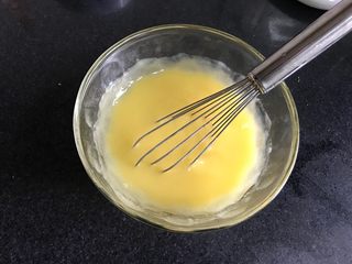14、马卡龙柠檬蛋奶夹馅,用单抽搅拌均匀，直到黄油全部混合均匀。