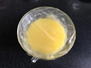15、马卡龙柠檬蛋奶夹馅,保鲜膜盖好，冷藏一夜。