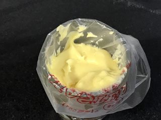 18、马卡龙柠檬蛋奶夹馅,装入裱花袋。