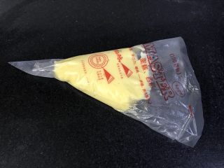 19、马卡龙柠檬蛋奶夹馅,用的时候剪个小口就可以了。