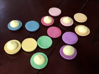 21、马卡龙柠檬蛋奶夹馅,挤上夹馅。