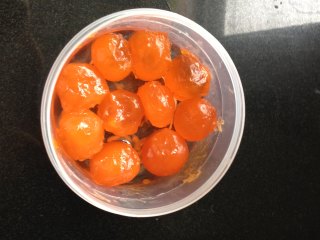 1、紫薯蛋黄抹茶酥,蛋黄用食用油浸泡几个小时，去除腥味