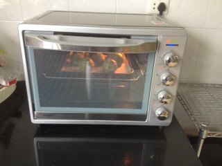 14、紫薯蛋黄抹茶酥,烤箱预热，上下火180度烤25分钟