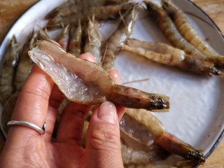 2、蒜蓉粉丝开背虾,鲜虾用厨房多用剪刀剪去虾须和虾枪，虾尾，再从虾头后面开始剪开虾背，剪的稍微深点，（能使虾展平）不要剪到虾的肚子，剔去虾线。
