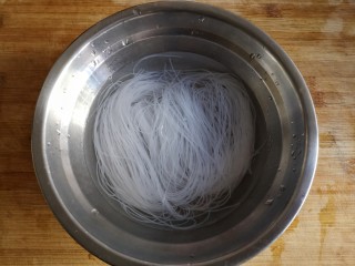 3、蒜蓉粉丝开背虾,粉丝一小把，用温水泡软。