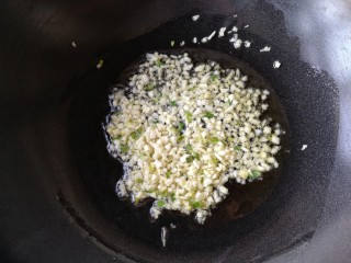 10、蒜蓉粉丝开背虾,锅中适量油烧至7成热，下入蒜末，爆出香味，炒至微黄。