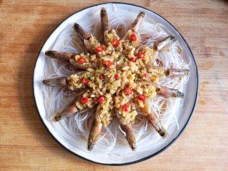 14、蒜蓉粉丝开背虾,再摆上小米辣圈。