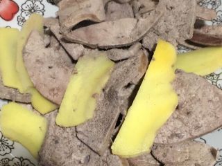 1、补铁猪肝粉,清水洗过之后切成薄片冷水下锅煮开煮熟（一定要煮熟，撇去浮沫）