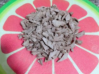 3、补铁猪肝粉,猪肝控好水分挑掉姜片切成小块便于炒制的时候水分的挥发