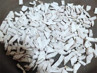 4、补铁猪肝粉,平底锅烧热倒入猪肝粒小火煸炒