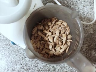 6、补铁猪肝粉,放入辅食机中